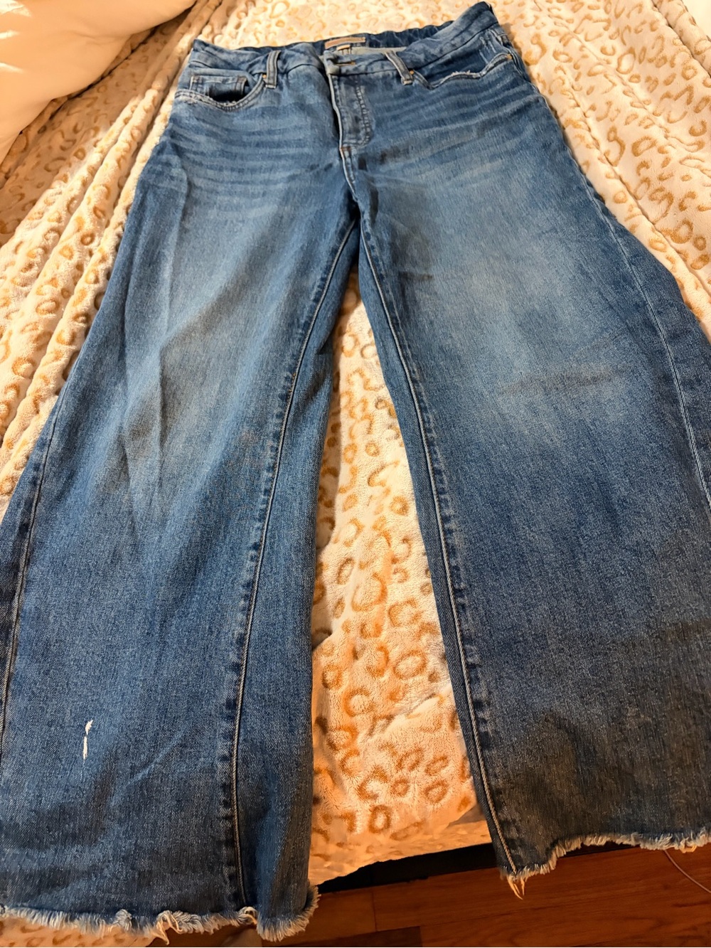 Kut from the Kloth women’s  Medium Blue Denim Jeans with Brown Leather Patch